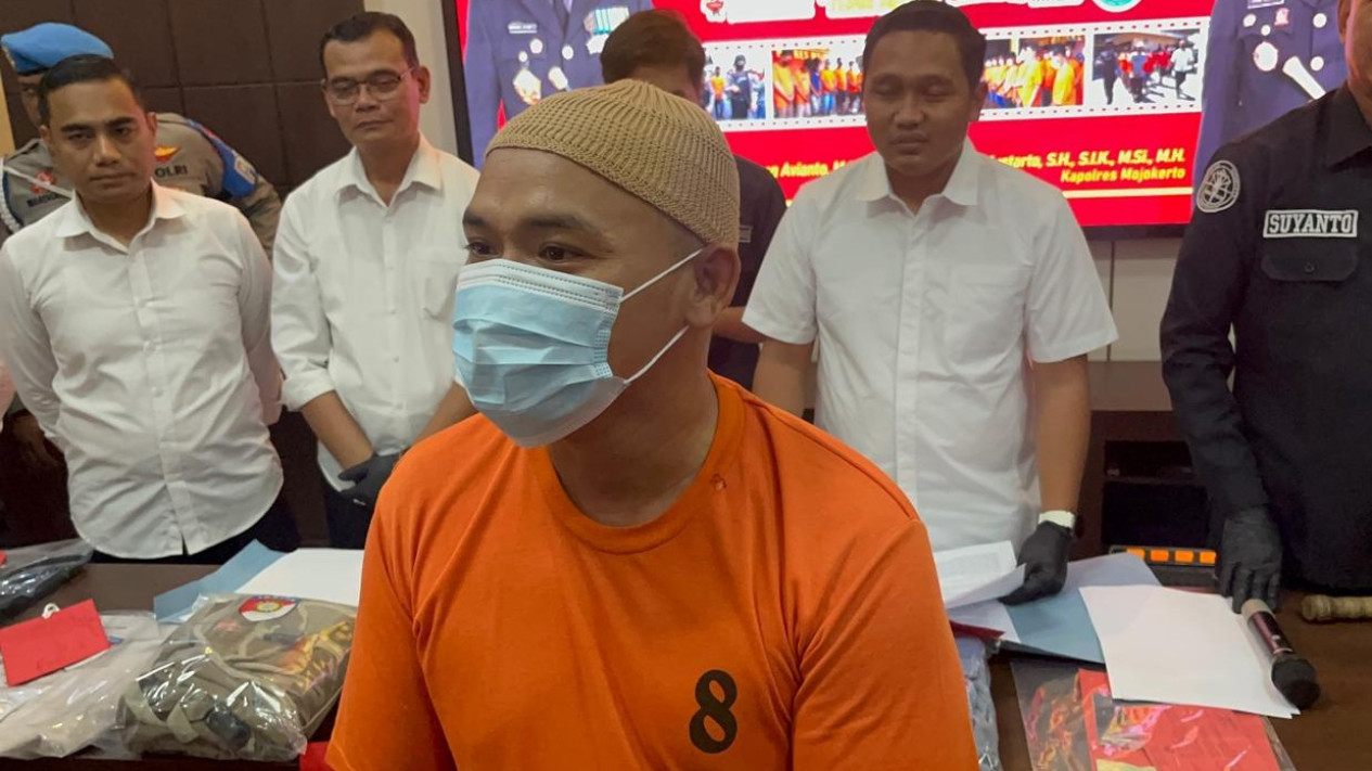 Pelaku saat diamankan polisi.