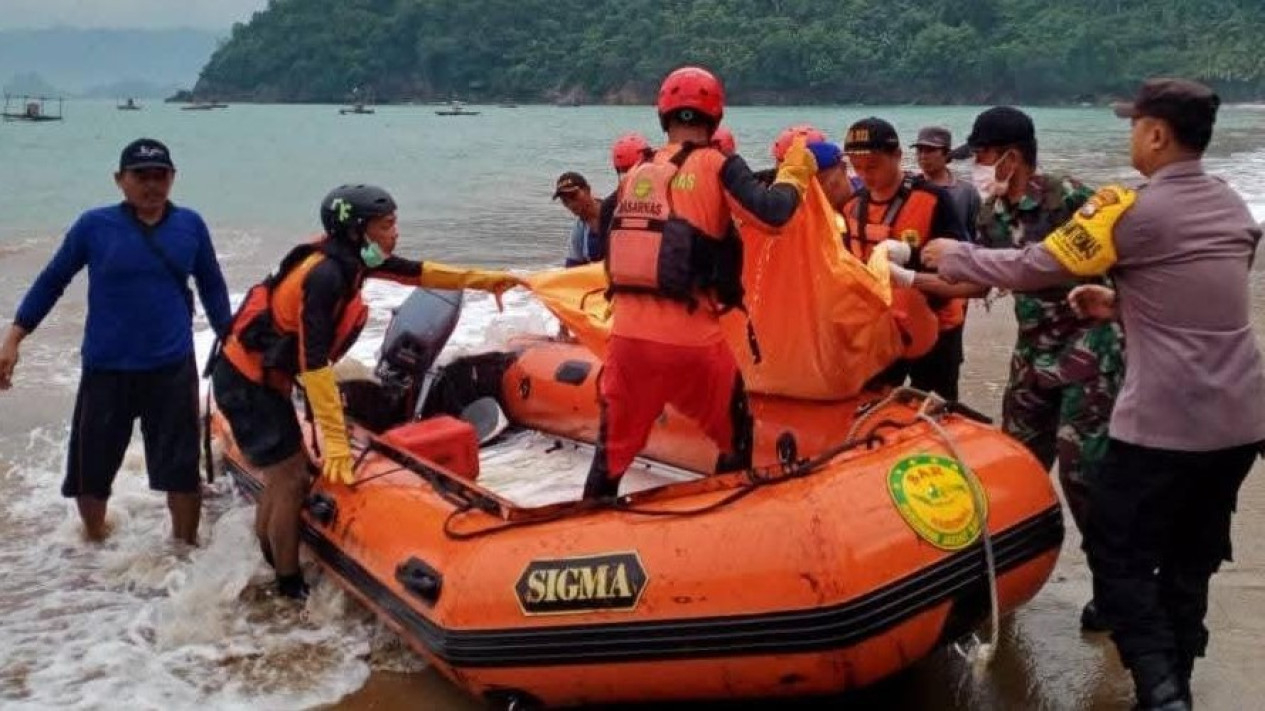 Laka laut di Pantai Konang Panggul Trenggalek.