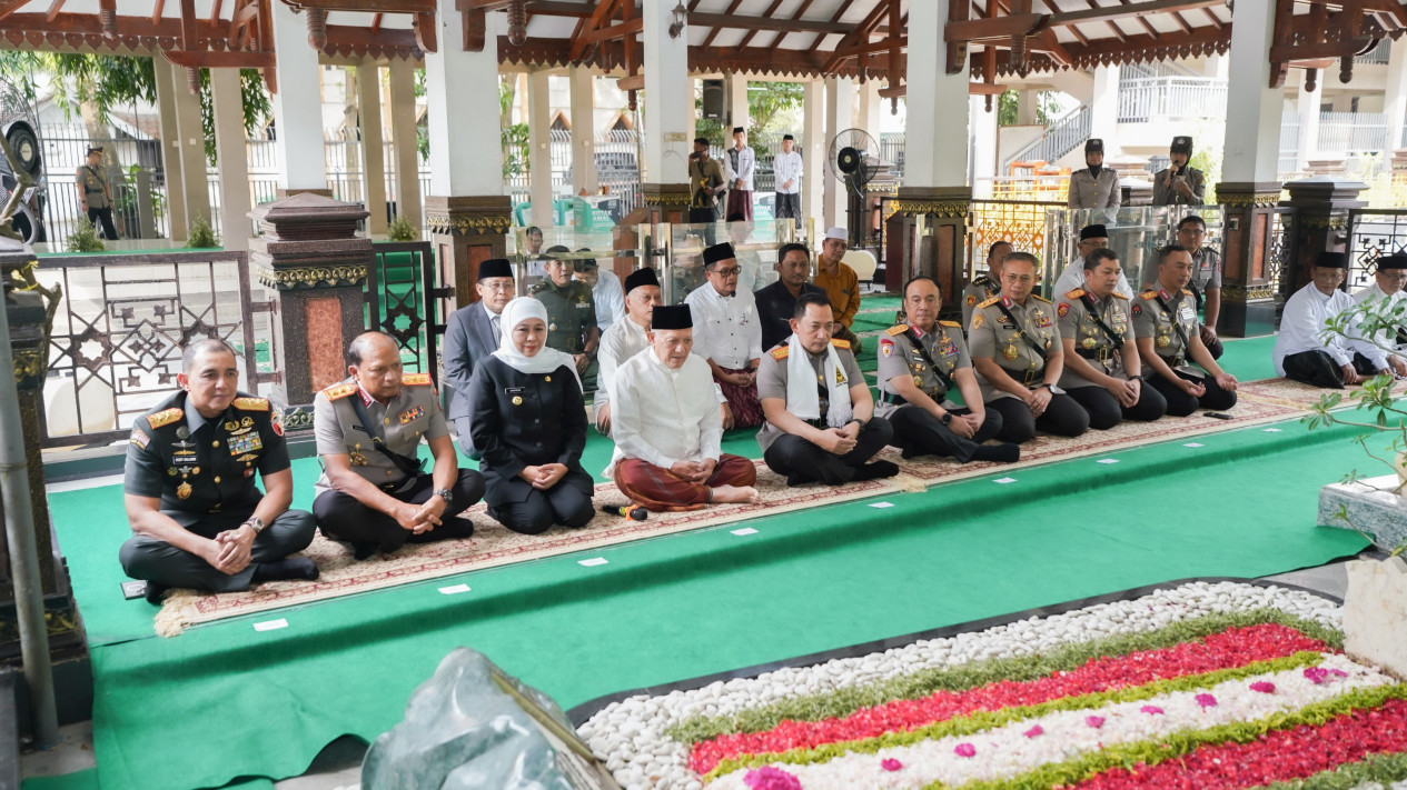 Gubernur Khofifah Mendampingi Kapolri di Makam Gus Dur