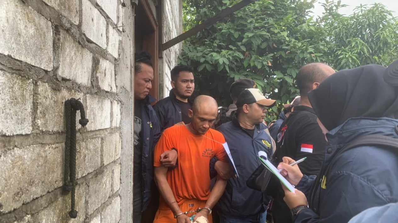 Tersangka atau pelaku Ahmad Midhol saat rekontruksi