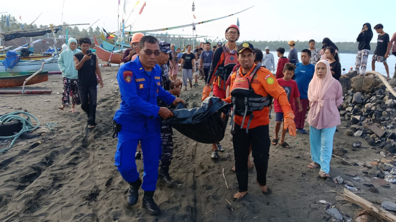 Evakuasi jenazah korban KMP Tunu Pratama Jaya tenggelam.