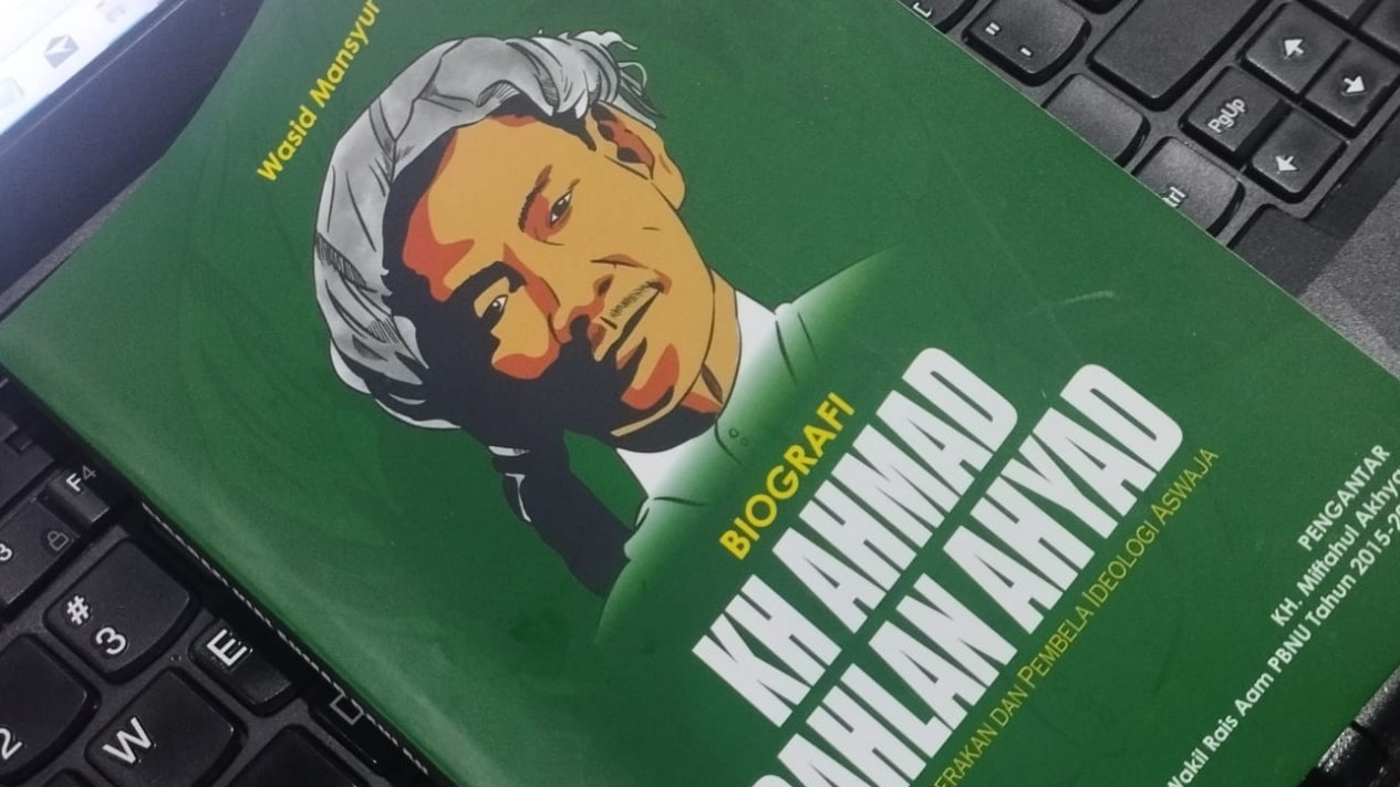 Buku Biografi KH Ahmad Dahlan Ahyad karya Wasid Mansyur.