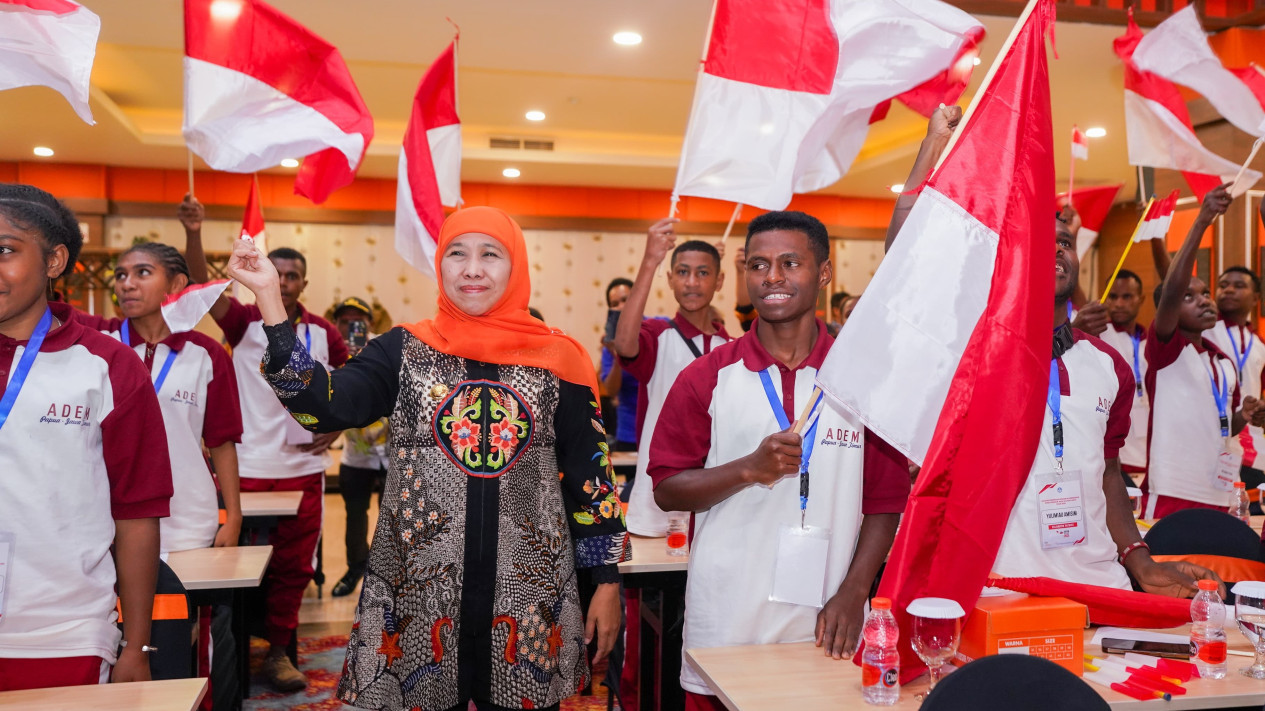 Gubernur Khofifah bersama Penerima Program Adem asal Papua