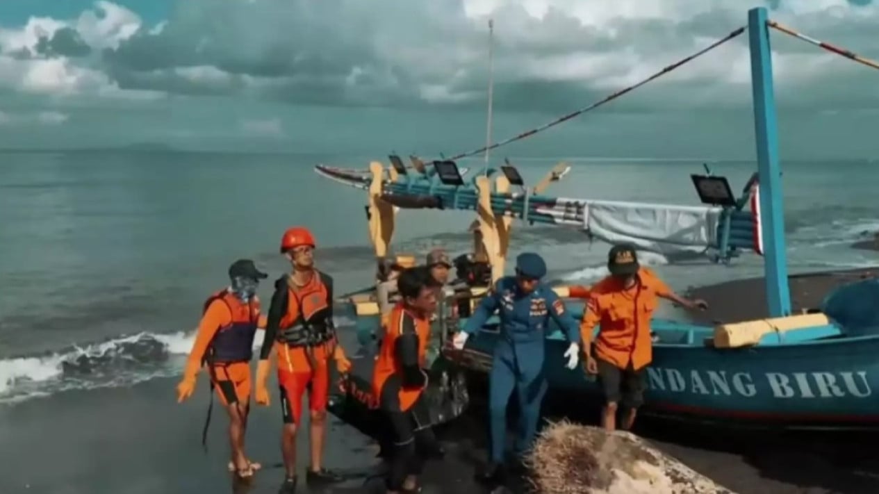 Evakuasi diduga korban tenggelam kapal KMP Tunu Jaya