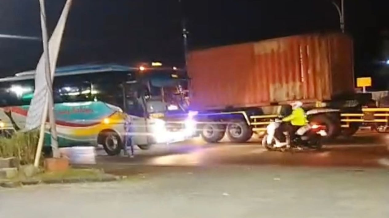 Polisi Hadang Bus Sugeng Rahayu