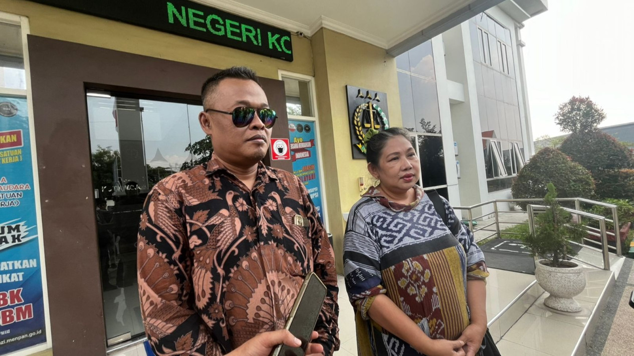 Kuasa hukum Nugroho, Rif'an Hahum didampingi istri Nugroho, Erny Mardiana di Kejari Kota Mojokerto