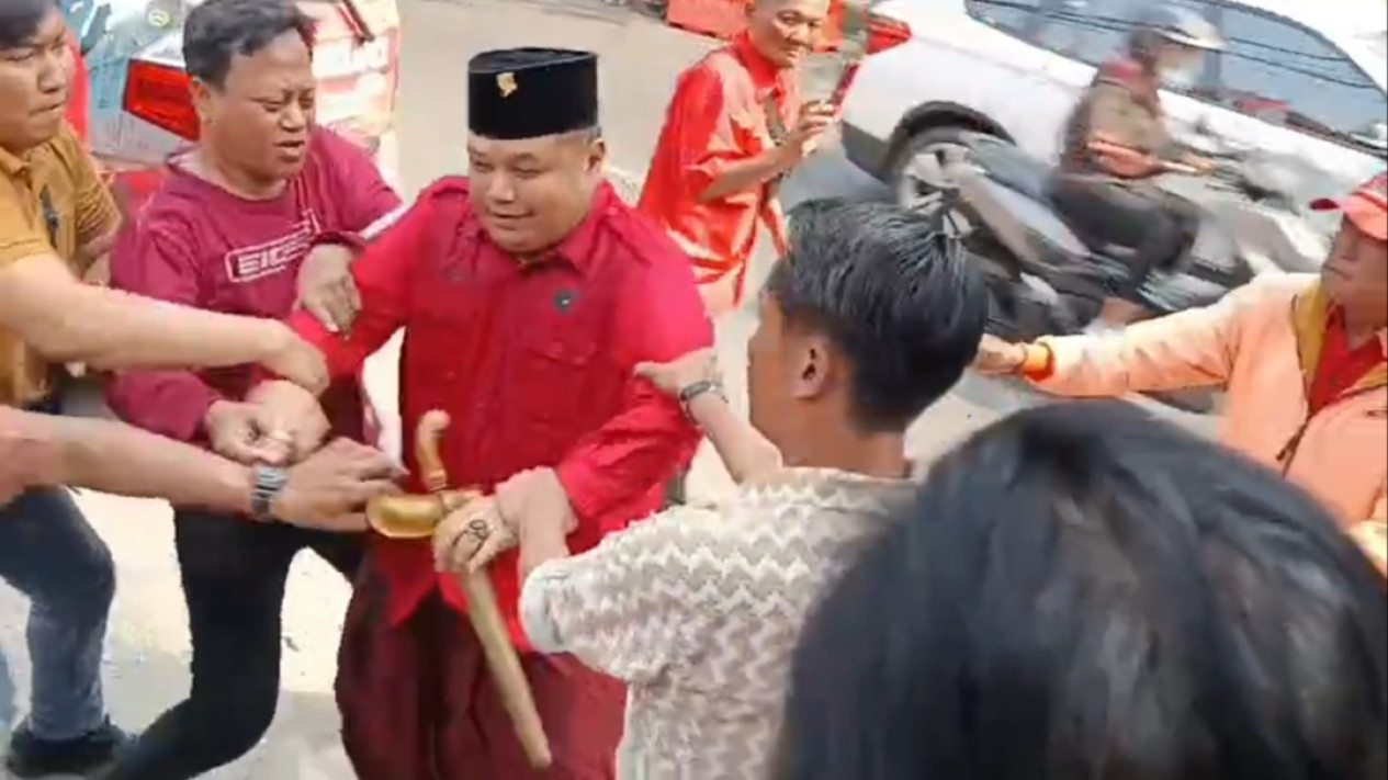 Achmad Hidayat usai menyiramkan cairan mirip spritus ke tubuh.