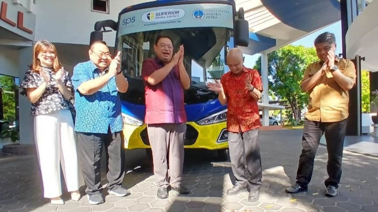 PT SPS Corporate saat penyerahan hibah bus di UK Petra Surabaya