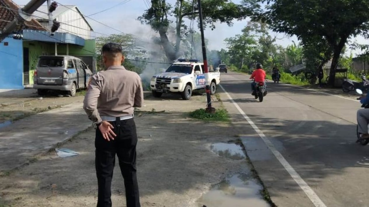 Mobil MBG Tabrak Becak dan Tiang Listrik di Lamongan, 2 Orang Dilarikan ke  Rumah Sakit