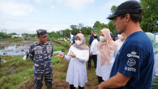 Cegah Sampah Masuk Laut, Banyuwangi-Sungai Watch Pasang 100 Jaring 