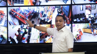 Terpantau di CCTV, Eri Cahyadi Tegur Staf Main HP dan Bersandal Jepit