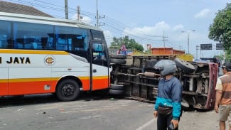 Diduga Gagal Ngerem, Bus Tabrak Truk dan Motor di Mojokerto 