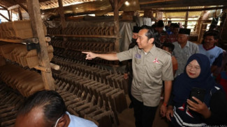 Kunjungi UMKM di Trenggalek, Ibaz Beri Bantuan 50 Liter Minyak Press dan 500 Paket Beras