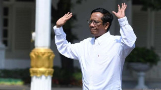 Mahfud MD Nyerah Diajak Debat Oleh Jumhur Hidayat Soal Ciptaker 