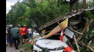 Mobil Kades di Mojokerto Tabrak Kios Warga hingga Roboh