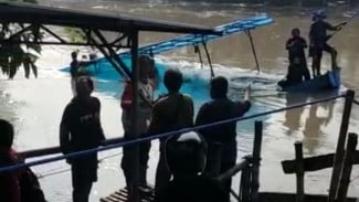 Perahu Penyeberangan Oleng di Surabaya, Belasan Orang Tenggelam