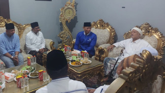 Sowan Ponpes Banyuanyar, AHY Diajak Kiai Baidhowi Bicara Empat Mata