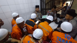 Para Tahanan Ngaji dan Buka bersama Petugas Kepolisian di Polres Pelabuhan Tanjung Perak