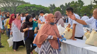 Cerita Warga Kota Malang Ketemu Jokowi, Rela Antre Berpanasan demi Dapat Sembako