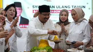 Tasyakuran hari ulang tahun Prabowo Subianto di Gerindra Jatim. Tasyakuran hari ulang tahun Prabowo Subianto di Gerindra Jatim.