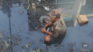 Pelaku nyemplung di selokan menyelamatkan diri dari amuk massa. Pelaku nyemplung di selokan menyelamatkan diri dari amuk massa.