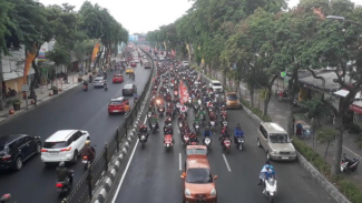 Iring-iringan demo buruh bergerak menuju Kantor Gubernur Jawa Timur. Iring-iringan demo buruh bergerak menuju Kantor Gubernur Jawa Timur.