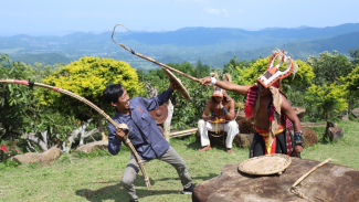 Wisatawan berpose perang dengan orang adat Manggarai Barat. Wisatawan berpose perang dengan orang adat Manggarai Barat.