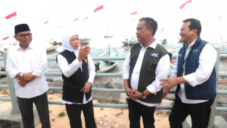 Gubernur Khofifah dan Kepala DKP Jatim Isa Anshori di Hari Nusantara. Gubernur Khofifah dan Kepala DKP Jatim Isa Anshori di Hari Nusantara.