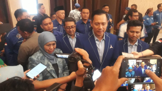 AHY, Khofifah, dan Emil Dardak usai penyerahan rekomendasi Demokrat. AHY, Khofifah, dan Emil Dardak usai penyerahan rekomendasi Demokrat.