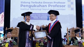 Prof Mokh Suef (kanan) saat menerima sertifikat guru besar ITS