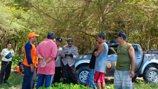 Suasana lokasi nelayan yang terdampar akibat ombak. Suasana lokasi nelayan yang terdampar akibat ombak.