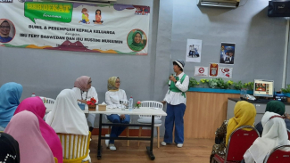 Fery Farhati dan Rustini Muhaimin bertemu ratusan ibu hamil dan perempuan keluarga di Surabaya. Fery Farhati dan Rustini Muhaimin bertemu ratusan ibu hamil dan perempuan keluarga di Surabaya.