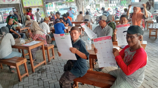 Warga saat berada di rumah makan di acara program makan siang gratis caleg DPR RI dapil X Gresik-Lamongan Mohammad Firdaus Warga saat berada di rumah makan di acara program makan siang gratis caleg DPR RI dapil X Gresik-Lamongan Mohammad Firdaus
