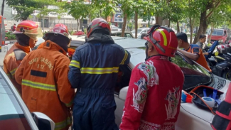 Petugas DPKP Surabaya buka paksa pintu mobil untuk keluarkan bocah Petugas DPKP Surabaya buka paksa pintu mobil untuk keluarkan bocah