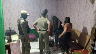 Petugas Satpol PP saat menggeledah salah satu bilik Petugas Satpol PP saat menggeledah salah satu bilik