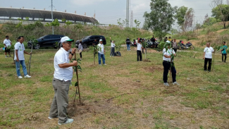 Tanam pohon di lingkungan stadion Gelora Joko Samudro Tanam pohon di lingkungan stadion Gelora Joko Samudro