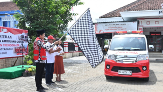 Suasana peluncuran ambulans gratis PMI Tulungagung. Suasana peluncuran ambulans gratis PMI Tulungagung.
