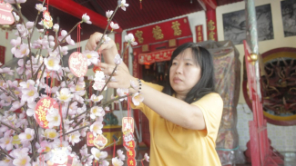 Pemasangan ornamen bunga keberuntungan di Klenteng Tjoe Tik Kiong Pemasangan ornamen bunga keberuntungan di Klenteng Tjoe Tik Kiong