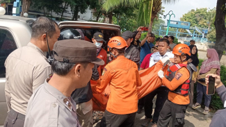 Proses evakuasi jenazah tenggelam di Sungai Wonokromo Surabaya Proses evakuasi jenazah tenggelam di Sungai Wonokromo Surabaya