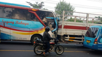 Bus Sugeng Rahayu hantam Truk Fuso dari belakang di Mojokerto. Bus Sugeng Rahayu hantam Truk Fuso dari belakang di Mojokerto.