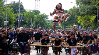 Pawai Ogoh-Ogoh Menyambut Hari Raya Nyepi Pawai Ogoh-Ogoh Menyambut Hari Raya Nyepi