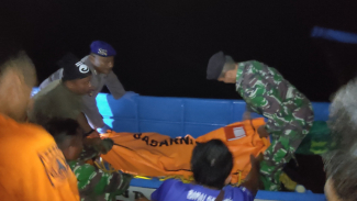 Proses evakuasi nelayan tenggelam di Prigi Trenggalek Proses evakuasi nelayan tenggelam di Prigi Trenggalek