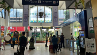 Situasi di pemeriksaan tiket Stasiun Surabaya Gubeng jelang keberangkatan KA Sri Tanjung. Situasi di pemeriksaan tiket Stasiun Surabaya Gubeng jelang keberangkatan KA Sri Tanjung.