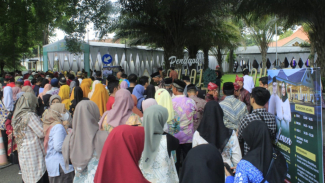 Warga berjubel antre hadiri Nglencer Ning Pendopo dan Halal Bihalal Pemkab Kediri Warga berjubel antre hadiri Nglencer Ning Pendopo dan Halal Bihalal Pemkab Kediri