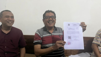 HM Hartadi menunjukkan SK Kemenkumham. HM Hartadi menunjukkan SK Kemenkumham.