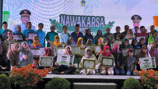 Bupati Gresik Fandi Akhmad Yani serahkan Nawakarsa Award.
