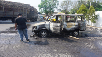 Kijang kotak terbakar saat isi bahan bakar di Mojokerto. Kijang kotak terbakar saat isi bahan bakar di Mojokerto.