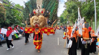Kirab Budaya Bhinneka Tunggal Ika antarkan Eri-Armuji ke KPU Kirab Budaya Bhinneka Tunggal Ika antarkan Eri-Armuji ke KPU