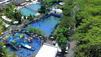 Kolam renang di Nusantara Edupark dari ketinggian.