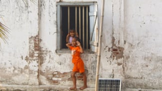Putri (5) bersama temannya tengah bermain, tepat di bawahnya terdapat solar cell yang rusak. Putri (5) bersama temannya tengah bermain, tepat di bawahnya terdapat solar cell yang rusak.